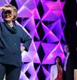 <p>Hillary Clinton brincou com a situação e tentou encontrar quem foi que jogou o sapato nela </p>  Foto: AFP