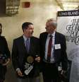 <p>Laura Poitras, Glenn Greenwald e Ewen MacAskill esperam&nbsp;para serem fotografados&nbsp;depois de receber o&nbsp;pr&ecirc;mio&nbsp;George Polk, em Nova York, nesta sexta-feira,&nbsp;11 de abril</p>  Foto: Reuters