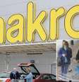 Casal pode ser visto com o carrinho e a sacola que continha uma quantia de R$ 9 mil  Foto: The Mirror / Reprodução