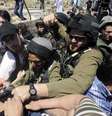 <p>Soldados israelenses brigam com manifestantes perto de uma casa&nbsp;disputada por colonos israelenses e palestinos, na cidade de Hebron, em 11 de abril</p>  Foto: Reuters