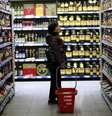 <p>Brasileiros esperam inflação de 7,5 nos próximos 12 meses, segundo a FGV, percentual superior ao teto da meta do Banco Central</p>  Foto: Stringer / Reuters