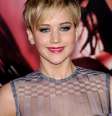 O curto de Jennifer Lawrence transmite modernidade ao look  Foto: Shutterstock