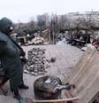 <p>Manifestante pr&oacute;-R&uacute;ssia guarda uma barricada em frente ao pr&eacute;dio da administra&ccedil;&atilde;o p&uacute;blica regional, em Donetsk, na Ucr&acirc;nia, em 11 abril</p>  Foto: AFP