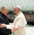 <p>Papa Francisco cumprimenta o líder jesuíta Rev. Adolfo Nicolas durante uma audiência com estudantes da Universidade Gregoriana, na Sala Paulo VI, no Vaticano, quinta-feira, 10 de abril</p>  Foto: AP
