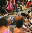As famílias dizem não ter para onde ir depois de serem retiradas do prédio que pertence à Oi, na zona norte do Rio  Foto: Daniel Ramalho / Terra