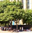 <p>Famílias que foram retiradas do terreno da Oi estão acampadas em frente à prefeitura do Rio</p>  Foto: Daniel Ramalho / Terra