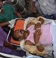 Homem atingido por bomba neste sábado é levado ao hospital em Chhattinsgarh, Índia. Ataques mataram 14 pessoas neste final de semana  Foto: Reuters