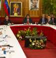 Reunião contou com a presença do presidente Nicolás Maduro e de representantes da oposição, além de chanceleres da Unasul e do núncio apostólico do Vaticano  Foto: EFE