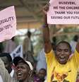 Ugandenses manifestam apoio a projeto de lei antigays assinado pelo presidente do país   Foto: AFP