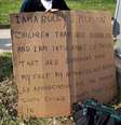 <p>Um juiz ordenou que homem condenado por assediar uma vizinha e seus filhos com deficiência a ficar em uma esquina com uma placa que diz que ele é um "valentão"</p>  Foto: Reuters