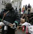 Homem armado fica de guarda no prédio da polícia invadido na cidade de Slaviansk  Foto: Reuters