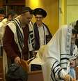 <p>Pesquisas sugerem que muitos judeus temem usar roupas que os identifiquem</p>  Foto: BBC