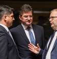 Ministros da UE se reúnem em Luxemburgo nesta segunda-feira; na foto, ministros da Estônia, Romênia e Eslováquia  Foto: AP
