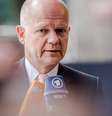 Willian Hague fala com jornalistas antes de entrar em reunião entre ministros da União Europeia nesta segunda-feira  Foto: AP