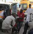 <p>Vítimas de atentado são socorridas em terminal de ônibus na Nigéria nesta segunda-feira</p>  Foto: Reuters
