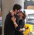 Susana Vieira foi fotografada mais uma vez aos beijos com seu ex-namorado, Sandro Pedroso. Ela esteve com ele nesta segunda-feira (14) em um aeroporto de São Paulo  Foto: Orlando Oliveira / AgNews