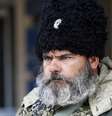 <p>Um homem armado pró-Rússia perto do gabinete do prefeito em Slaviansk, nesta segunda-feira. Cidades no leste da Ucrânia preparam para uma ação militar das forças governamentais do país</p>  Foto: Reuters
