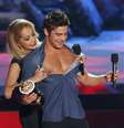 <p>Rita Ora tirou a camisa de Zac Efron no palco</p>  Foto: Reuters