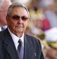 <p>Ra&uacute;l Castro assiste a um desfile militar para comemorar o primeiro anivers&aacute;rio da morte do falecido presidente da Venezuela, Hugo Ch&aacute;vez, em Caracas, em 5 de mar&ccedil;o</p>  Foto: Reuters