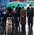 <p>Ex-prefeito de Boston, Thomas Menino, prefeito Marty Walsh, vice-presidente dos EUA, Joe Biden, o governador Deval Patrick, e Tom Grilk, Diretor Executivo da Associa&ccedil;&atilde;o Atl&eacute;tica de Boston est&atilde;o juntos durante a cerim&ocirc;nia</p>  Foto: AFP