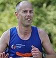 <p>Robert Berry desmaiou depois de cruzar a linha de chegada da maratona de Londres</p>  Foto: PA