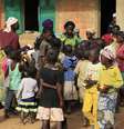 <p>Crianças se reúnem para café da manhã em uma escola primária que serve como centro de refugiados, na Nigéria</p>  Foto: Reuters