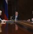 <p>Primeiro-ministro russo, Dmitry Medvedev da Rússia preside uma reunião com vice-premier Arkady Dvorkovich (segundo a direita), em Moscou, em 14 de abril</p>  Foto: Reuters