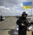 <p>Soldado ucraniano fica de guarda em um posto de controle perto da cidade de Barvenkovo, na região de Kharkiv, do leste da Ucrânia, em 15 de abril</p>  Foto: Reuters