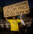 <p>O grupo saiu no fim da tarde da Igreja da Candel&aacute;ria pela avenida Presidente Vargas, no centro da cidade</p>  Foto: Mauro Pimentel / Terra