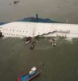 <p>O barco teria realizado uma mudança brusca de direção ao invés de girar de forma gradual nas águas do litoral sudoeste da Coreia do Sul</p>  Foto: AP