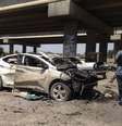 <p>Membro da força de segurança iraquiana inspeciona o local do ataque com carro-bomba em Ramadi neste 16 de abril</p>  Foto: Reuters