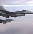 <p>Caça F-16 da Força Aérea Real da Jordânia voa ao lado de aviões KC-135 Stratotanker dos EUA. Foto de outubro de 2009</p>  Foto: Wikimedia