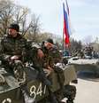 Homens armados sentam sobre um carro blindado, com uma bandeira russa, em Slaviansk, na Ucrânia, nesta quarta-feira. 16/04/2014  Foto: Gleb Garanich / Reuters