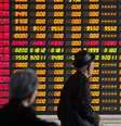Investidores olham informações exibidas em um painel eletrônico em uma corretora, em Xangai. O regulador de valores mobiliários da China ordenou que subscritores atualizem os materiais de requerimento para empresas que aguardam listagem, disseram fontes à Reuters nesta quarta-feira. 14/04/2014  Foto: Aly Song / Reuters