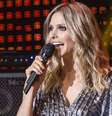 Fernanda Lima apresentou o segundo episódio do programa Superstar com o cabelo partido ao meio e leves ondas  Foto: TV Globo/Divulgação