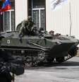 <p>Bandeira russa é vista em cima de um veículo blindado em Slaviansk, na Ucrânia, em 16 de abril</p>  Foto: Reuters