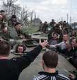 <p>Milícias pró-rússia bloqueiam a passagem dos veículos do exército ucraniano na cidade de Kramatorsk, no leste da Ucrânia</p><p> </p>  Foto: AP