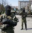 <p>Homens armados, usando fitas pretas e laranja de St. George - s&iacute;mbolo amplamente associado com os protestos pr&oacute;-russos no pa&iacute;s, montam&nbsp;guarda em frente a ve&iacute;culos blindados em Slaviansk, na Ucr&acirc;nia, em 16 de abril</p>  Foto: Reuters