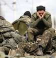 <p>Tanques e veículos blindados ucranianos foram bloqueados por civis pró-Rússia ao entrarem na cidade de Kramatorsk, no leste do país</p>  Foto: Reuters