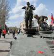 <p>Homens armados com uniformes militares montam guarda em frente ao prédio do Estado regional apreendido por separatistas pró-russos na cidade ucraniana de Slavyansk, em 16 de abril</p>  Foto: AFP