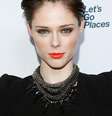 A modelo Coco Rocha usa batom opaco de toque cremoso tangerina, revela Tassi. Nos olhos, sombra marrom esfumada e iluminador no canto interno. Para completar, lápis preto na linha dágua, delineador gatinho no canto externo, pele uniformizada e blush alaranjado marcado nas têmporas.  Foto: Getty Images 