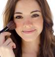<p> Todos os tipos de blush podem ser usados quando a pele oleosa está bem preparada, explica a maquiadora Jô Castro, da agência Capa MGT</p>  Foto: Shutterstock