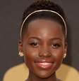 Lupita foi ao Oscar com a pele bem trabalhada, com poucos sinais de maquiagem, explica Anna. Esse efeito é obtido com uma base leve de acabamento translúcido. Nas maçãs, blush alaranjado (ótimo para peles negras), e iluminador suave no centro da testa e no queixo. Nos olhos, delineador marcado, do meio dos olhos para fora, máscara de cílios e batom rosado bem suave arrematado com gloss transparente.  Foto: Getty Images