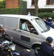 O corpo de Gabriel García Marquez deixou a residência do escritor na Cidade do México, capital mexicana, na noite desta quinta-feira (17). O carro que levou o ganhador do Prêmio Nobel de Literatura foi escoltado pela polícia, já que muitas pessoas permaneciam em frente à casa  Foto: EFE