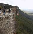 Príncipe William se aproxima de penhasco durante passeio pelas Blue Mountains  Foto: Reuters