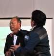 <p>Funcionário do governo sul-coreano é agredido por familiar de vítima do naufrágio de uma balsa na última quarta-feira</p>  Foto: AFP