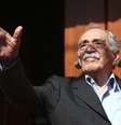 O escritor Gabriel García Márquez acena a jornalistas e vizinhos no dia de seu aniversário, no lado de fora de sua casa, na Cidade do México, em 6 de março. 06/03/2014  Foto: Edgard Garrido / Reuters