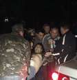 Ao menos três pessoas morreram na noite de quarta-feira e outras 13 ficaram feridas durante uma tentativa de invasão de um quartel militar na cidade de Mariupol  Foto: Stringer  / Reuters