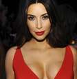 Em evento, Kim Kardashian apostou na dupla vestido e batom vermelho para se destacar  Foto: Getty Images 