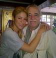 <p>Shakira postou foto abraçada a Gabriel García Márquez</p>  Foto: @shakira/ Instagram / Reprodução